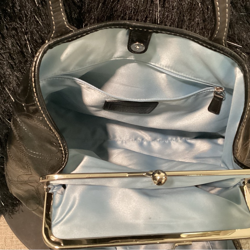 Coach black patent leather monogram kiss lock shoulder bag with silver hardware - Picture 8 of 9